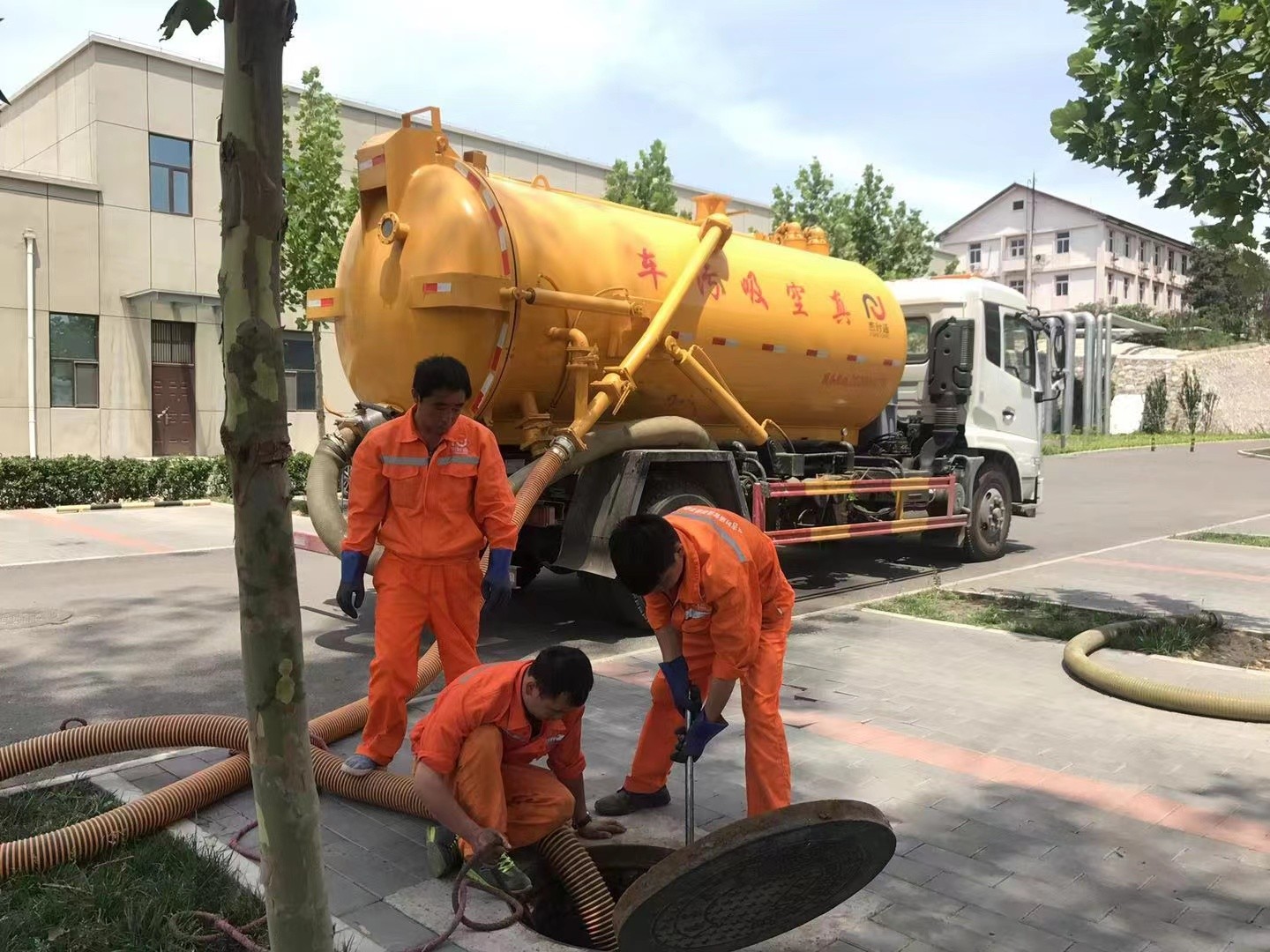 九龙坡管道疏通车停在窨井附近