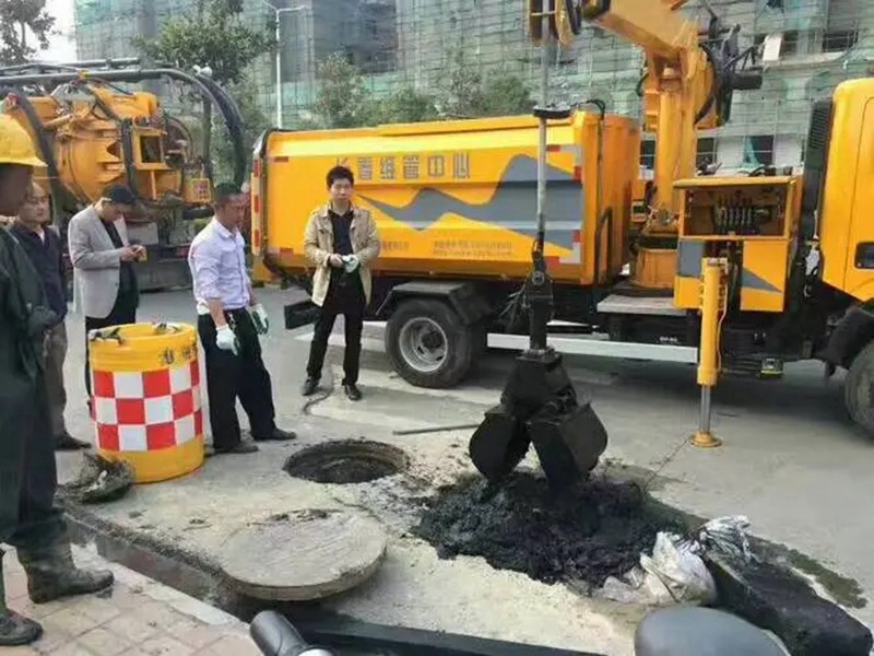 九龙坡街道：网格员化身“清道夫”，为民解忧疏通“堵心”化粪池