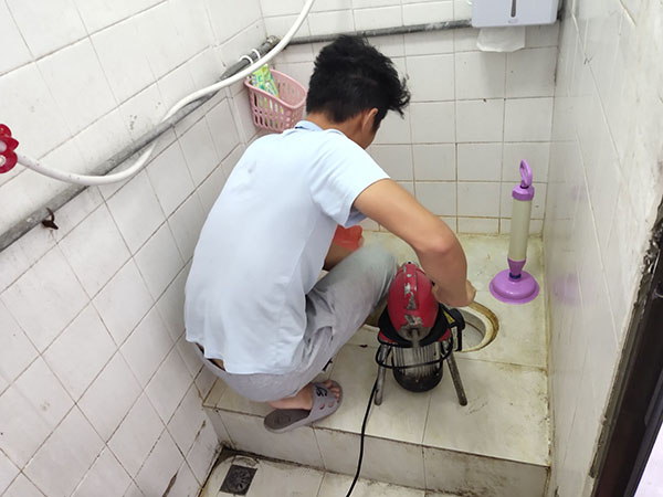 九龙坡肥皂掉到马桶里把马桶堵住了怎么办？马桶堵住了怎么办
